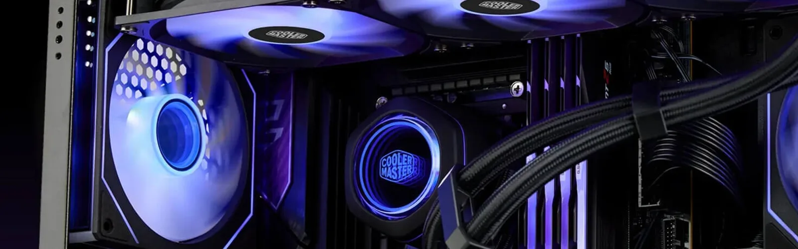 Interior de una PC armada: refrigeración y cableado